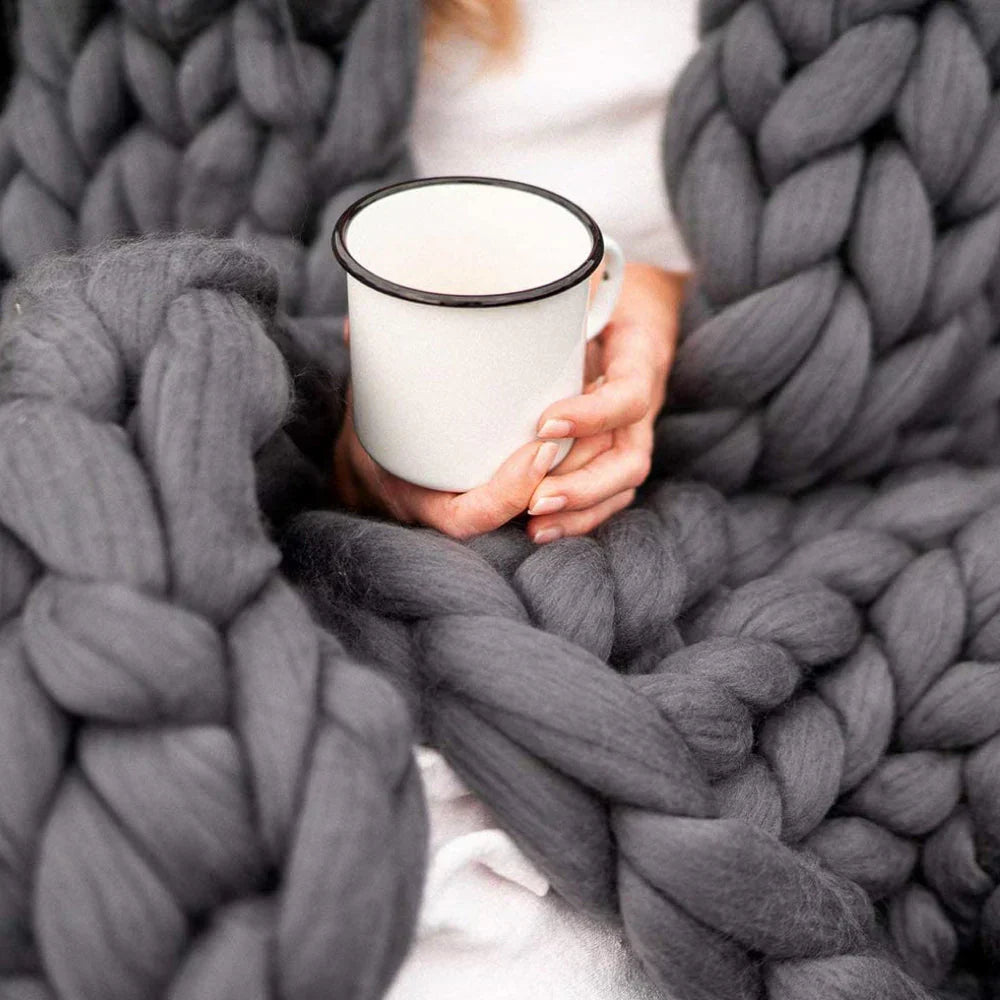 Extra large 1000g chunky wool yarn for warm, luxurious DIY blankets & stylish home decor projects.