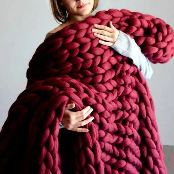 Super bulky chunky wool yarn, 1000g, perfect for crafting trendy home decor and soft DIY blankets.
