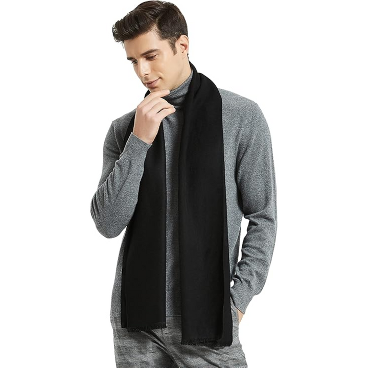 Ultra-soft men's cashmere scarf, a warm and luxurious accessory for sophisticated winter style.