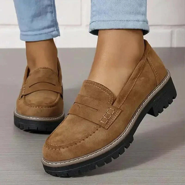Stylish women's chunky loafers, versatile everyday footwear ideal for autumn and winter outfits.