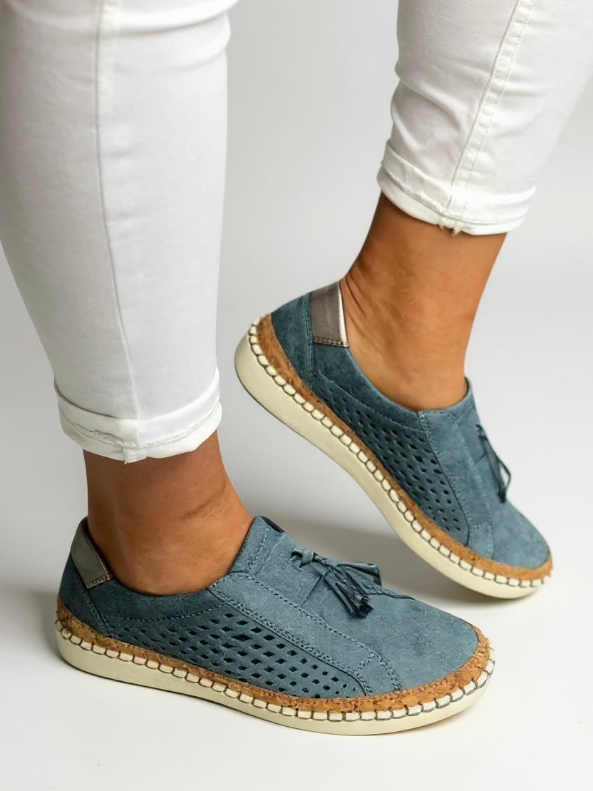 Versatile women's tassel slip-ons, elegant flat shoes & loafers, perfect for sophisticated casual fashion.
