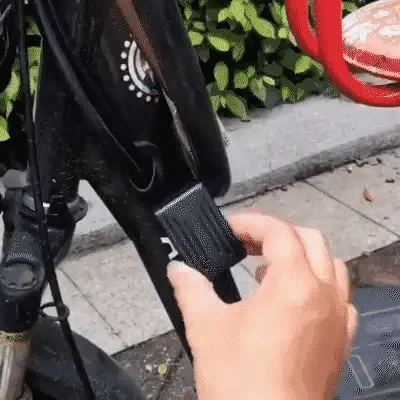 "Compact magnetic GPS tracker for bikes, discreet design, robust magnet, sleek and secure, no subscription needed."