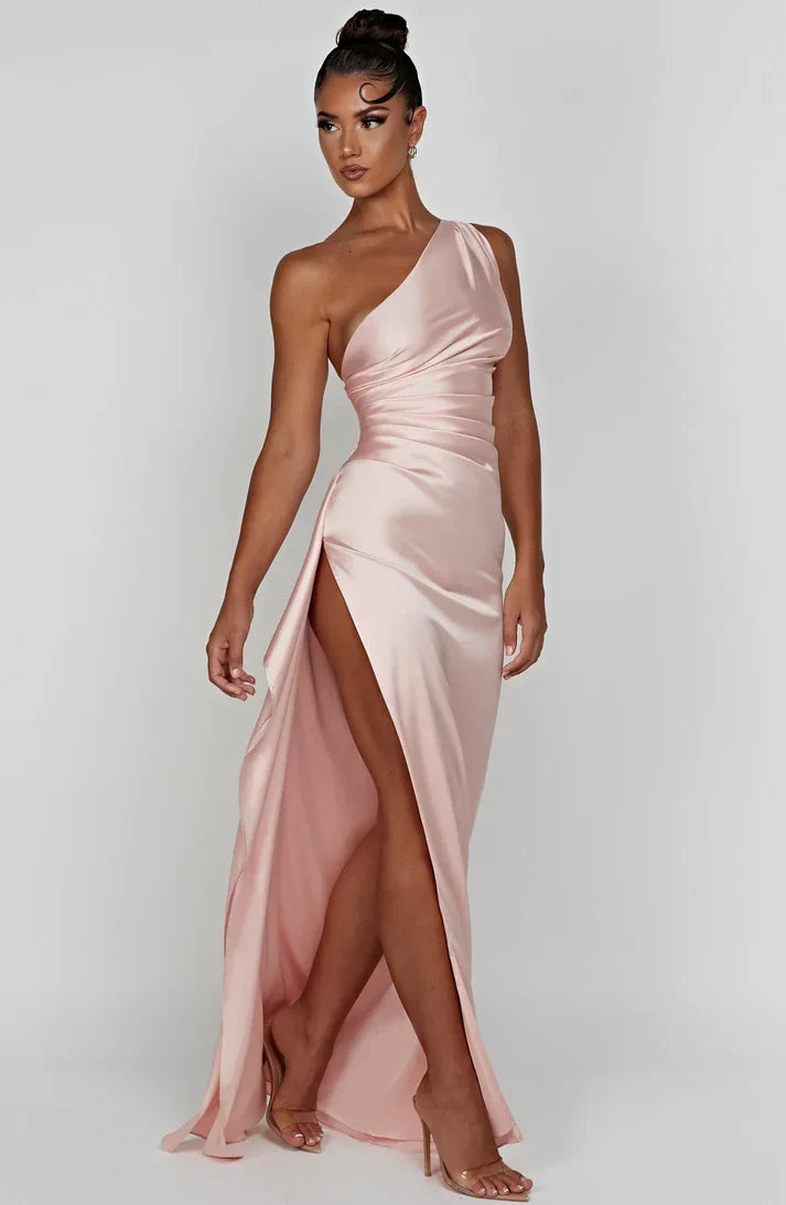 Chic women's maxi dress, elegant flowy design. Versatile for party, casual or special occasions.