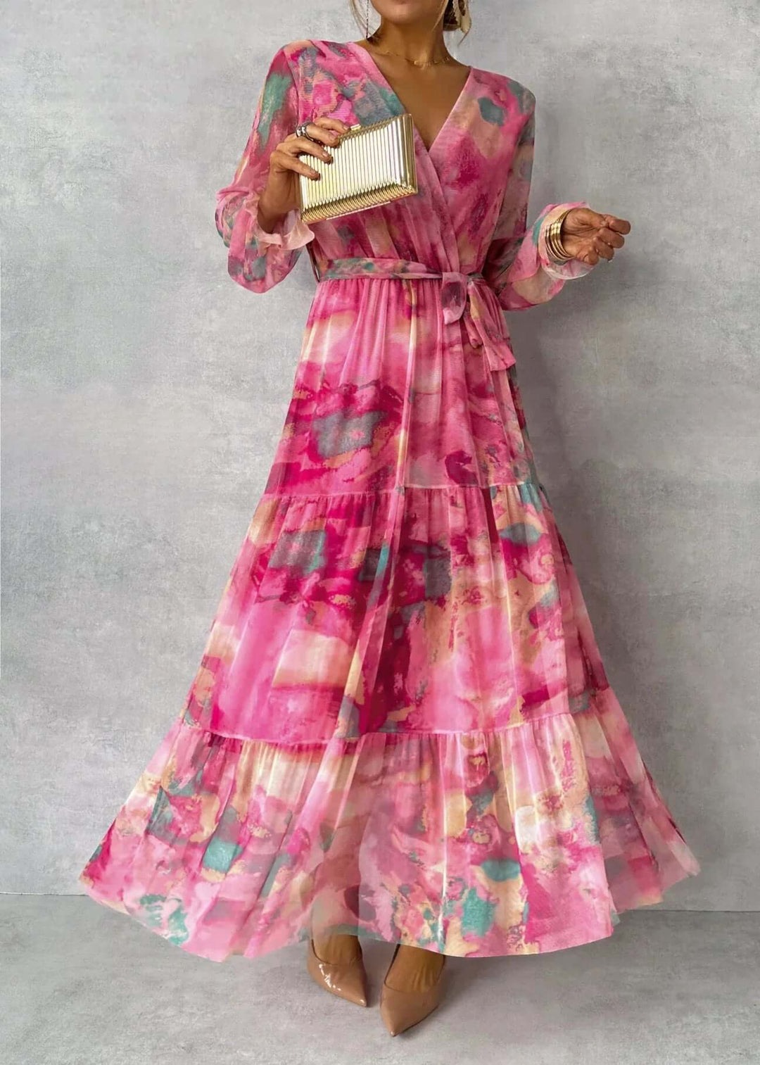 Elegant women's flowy long sleeve casual dress. Comfortable A-line maxi dress, perfect for summer fashion.