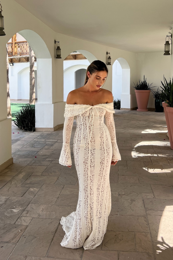 Chic off-shoulder long dress for women, ideal for wedding guests, special occasions, or elegant parties.