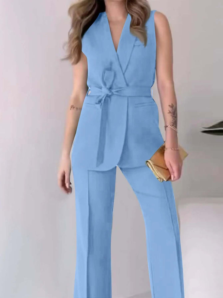 Tailored women's sleeveless wide-leg jumpsuit. A refined and comfortable piece for sophisticated looks.