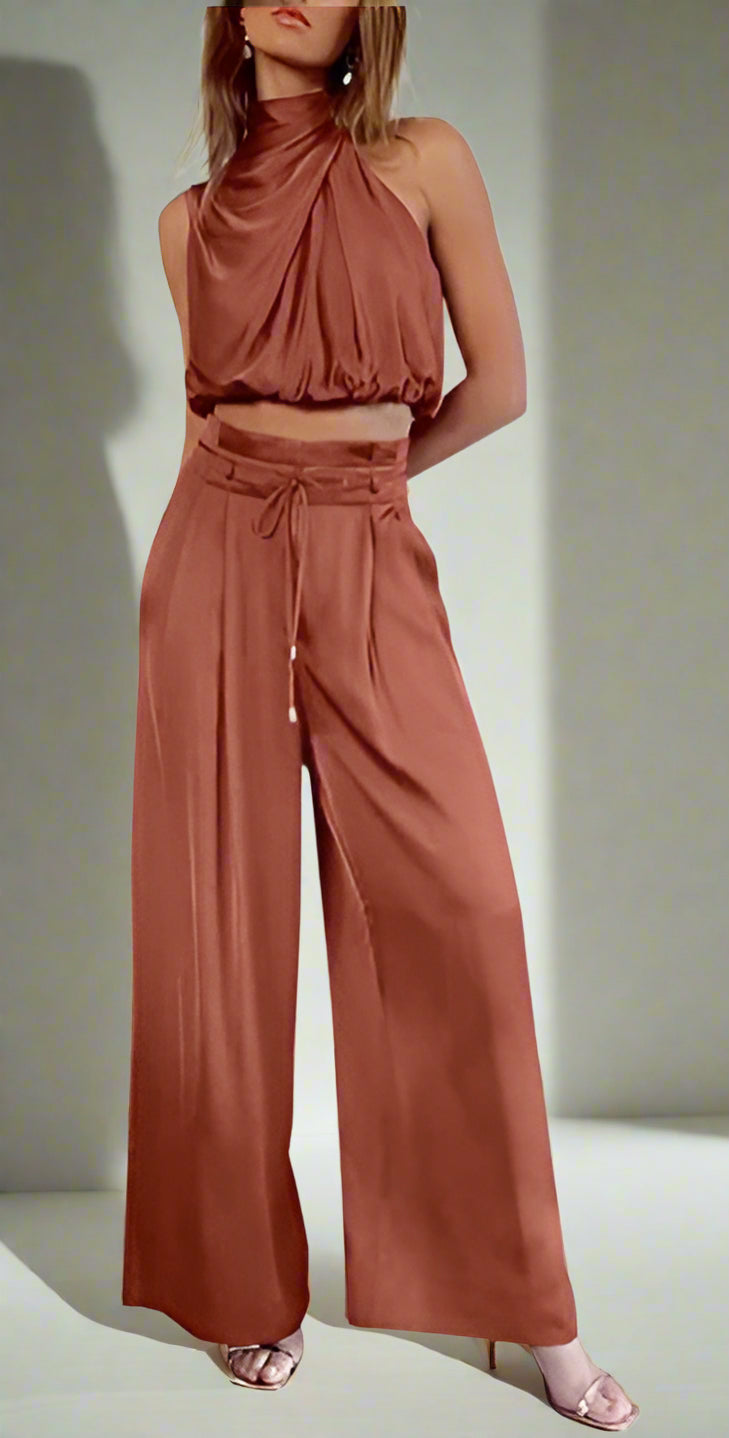 Comfortable & elegant women's linen blend two-piece outfit. Chic matching set for summer.