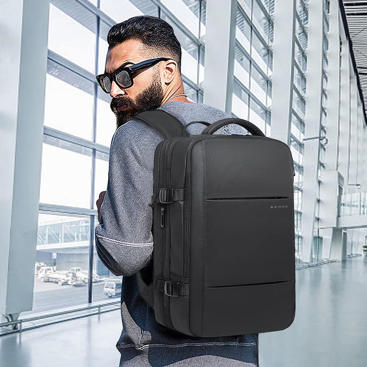 Duffle carry mode of the expandable waterproof travel bag, convenient for quick grabs.
