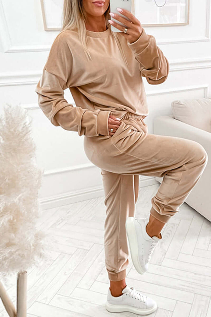 Cozy two-piece women's velvet pajama set, ideal for relaxed nights and ultimate comfort at home.
