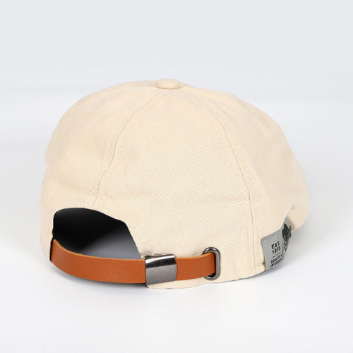 Detail of an adjustable men's beret, showcasing the comfortable strap for a perfect fit.
