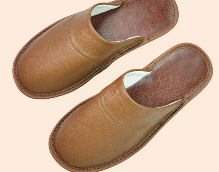 Durable men's classic slip-on slippers, combining comfort, casual style, and versatile indoor/outdoor function.