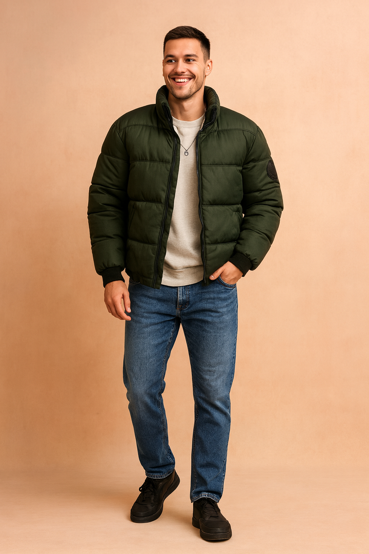 Warm men's casual puffer jacket, perfect for urban winter style. Insulated outerwear designed for cold weather comfort.