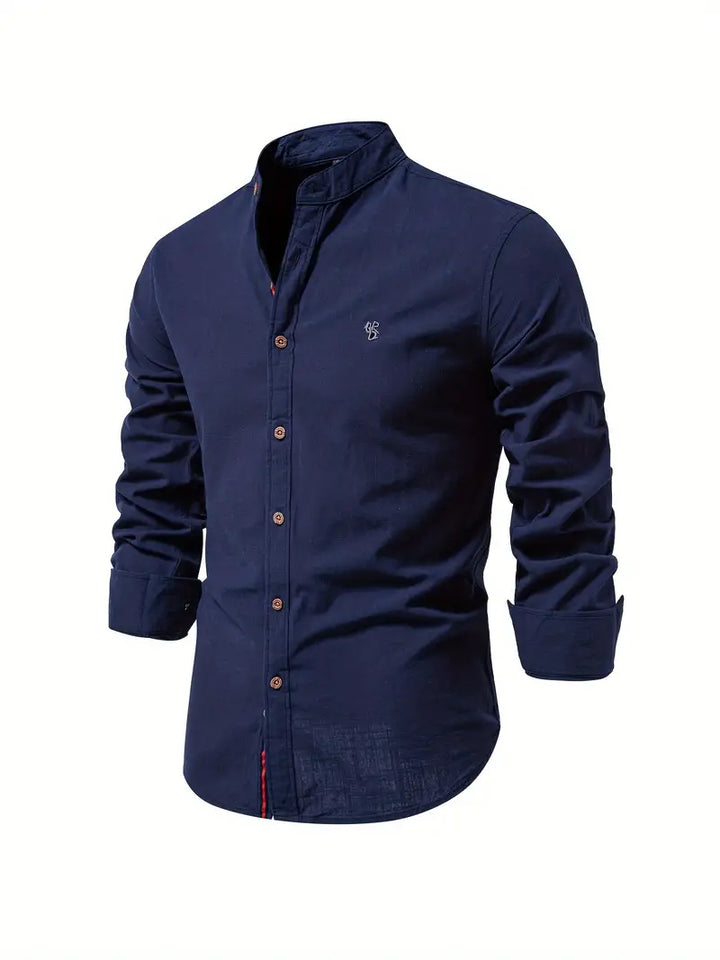 Casual men's long-sleeve button-up shirt for spring. Ideal for everyday wear or a smart casual event.