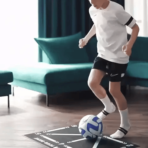 Men's football training mat, anti-slip, compact 90x60cm, with video program, ideal for home skill enhancement sessions.