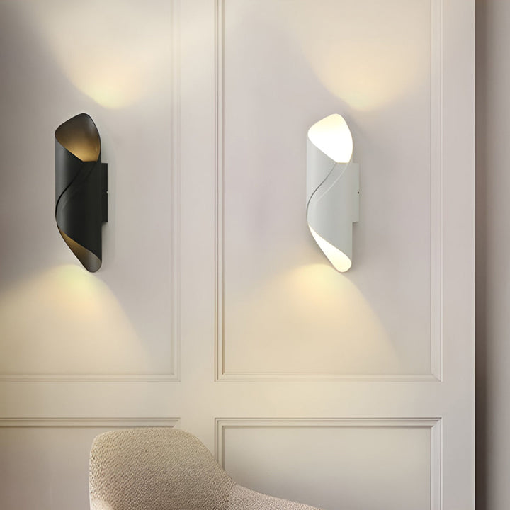 Modern outdoor wall lamp in rust-proof aluminum, glass shade, IP66 waterproof, sleek LED design for gardens and balconies.