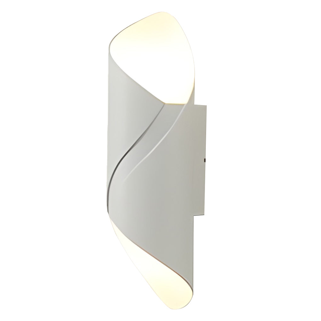 Modern outdoor wall lamp in rust-proof aluminum, glass shade, IP66 waterproof, sleek LED design for gardens and balconies.