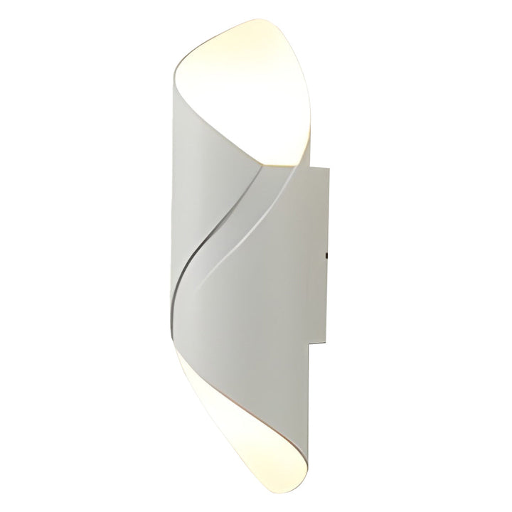 Modern outdoor wall lamp in rust-proof aluminum, glass shade, IP66 waterproof, sleek LED design for gardens and balconies.