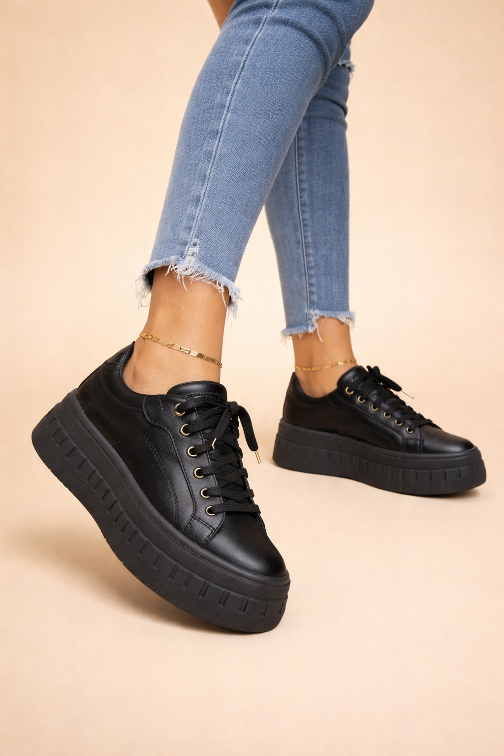Comfortable women's plateau sneakers featuring an elevated sole for all-day wear. Trendy and versatile everyday footwear.