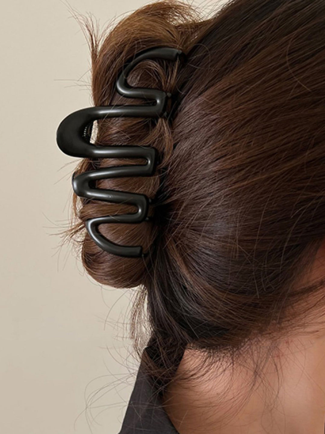 Fashionable wave design hair claw for women, a stylish hair clip perfect for quick & secure updos.