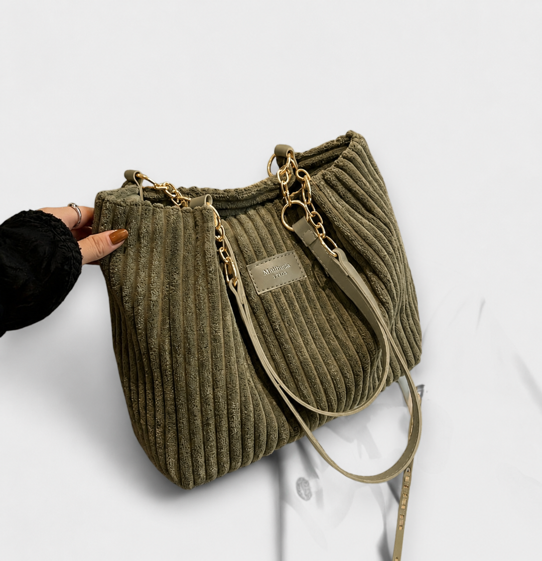 Trendy women's everyday shoulder bag in khaki. Chic modern accessory for versatile fashion and daily use.