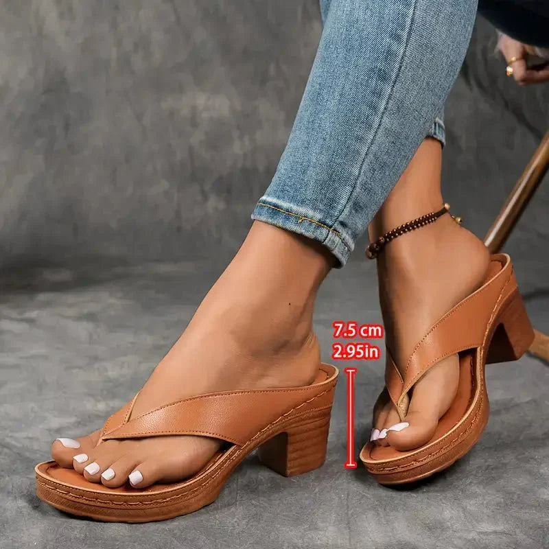 Orthopedic women's black sandals with a low heel, ideal for comfortable daily wear.