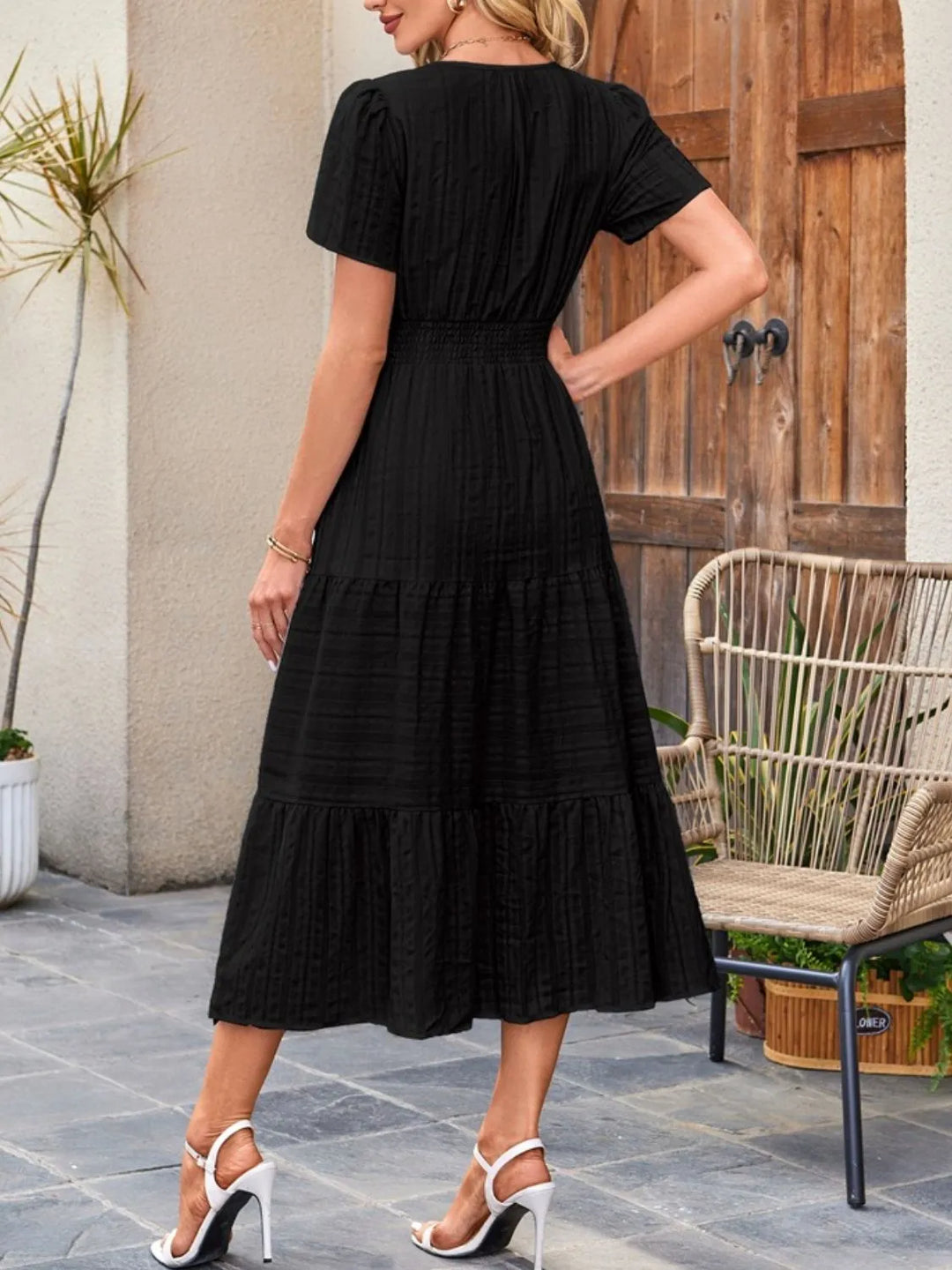 Comfortable women's tiered midi dress, perfect for summer outings, featuring functional pockets.
