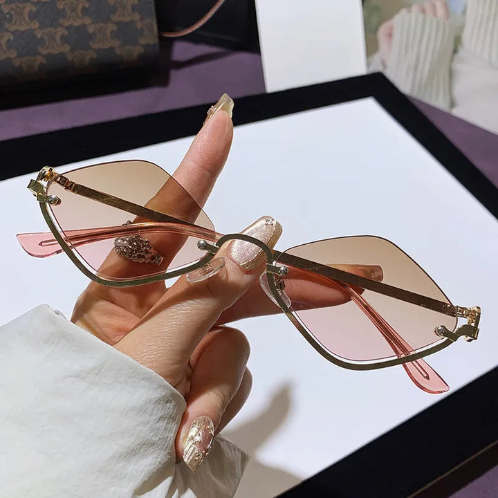 Lightweight women's cat-eye sunglasses. UV400 sun protection & fashionable tinted lenses for modern style.