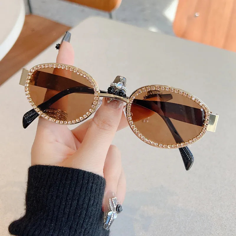 Trendy women's round sunglasses with UV400 for eye protection. Retro style, lightweight, ideal for summer fashion.