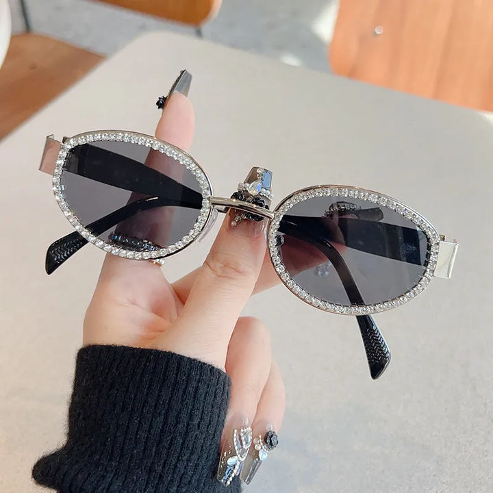 Stylish women's round UV400 sunglasses for travel. Lightweight design offers essential eye protection and chic style.