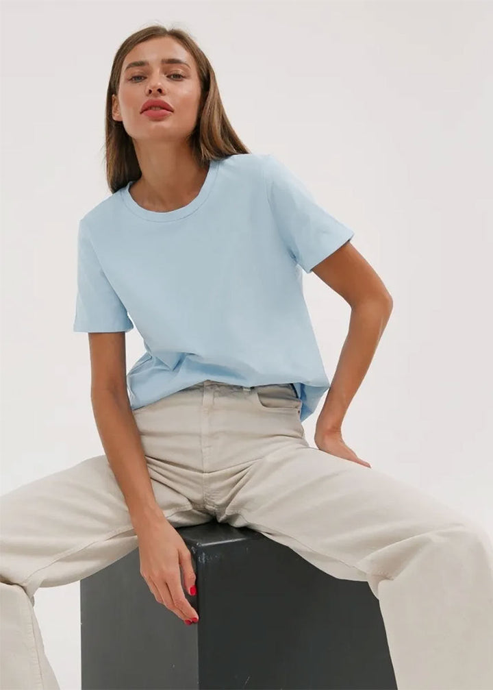 Casual women's short sleeve t-shirt, featuring a classic crew neck. Ideal for everyday comfort and style.