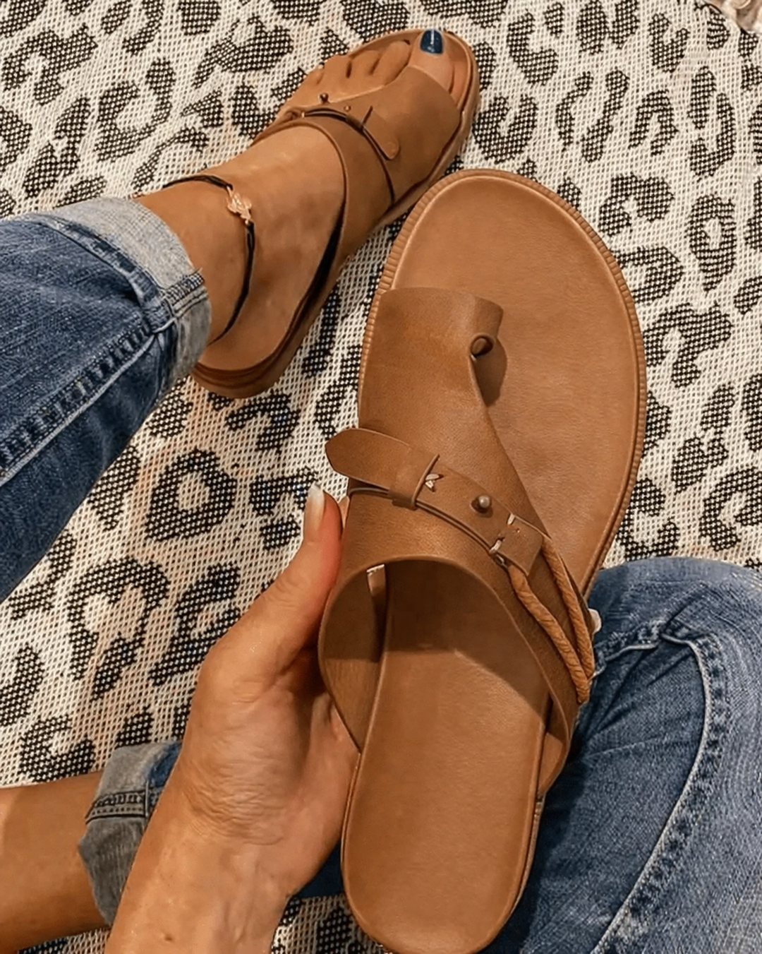 Women's comfortable flat toe loop sandals, perfect slip-on summer shoes for everyday casual wear & vacation.