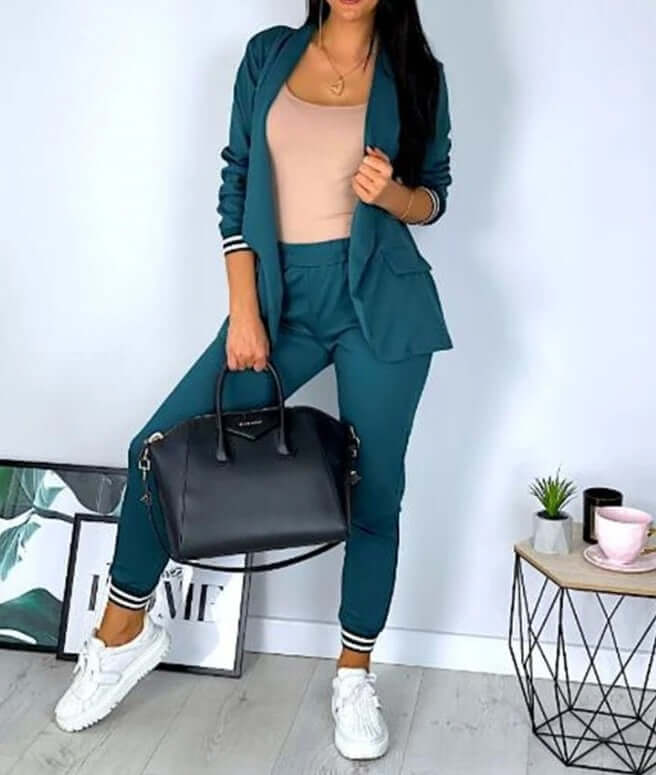 Stylish women's knitted sweater set in a relaxed fit. Ideal two piece outfit for cozy fall fashion and winter loungewear.