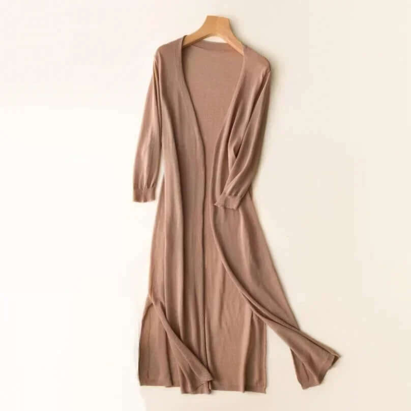 Fashionable women's long open-front cardigan, a versatile and chic seasonal layer.