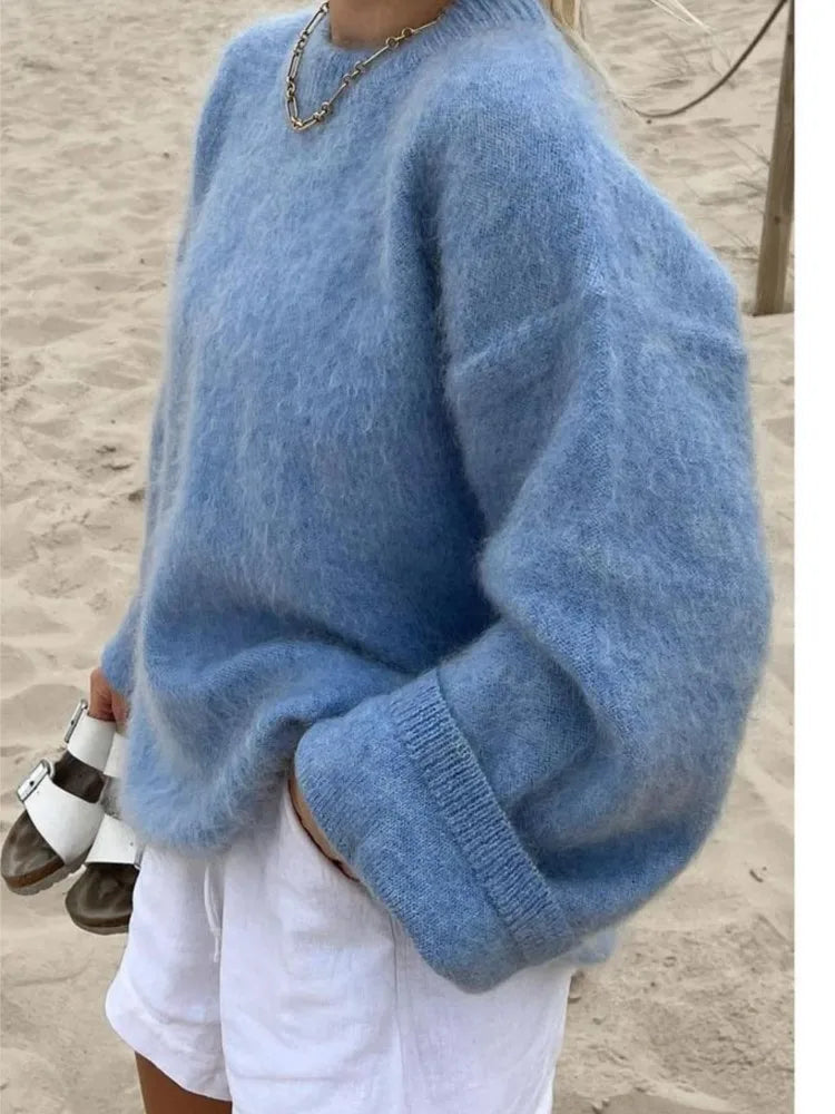 Relaxed fit women's oversized sweater, ideal for casual chic fall fashion & effortless layering. Soft knit.
