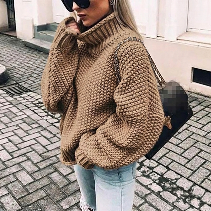 Stylish women's oversized turtleneck sweater, ideal for chic autumn and winter outfits.
