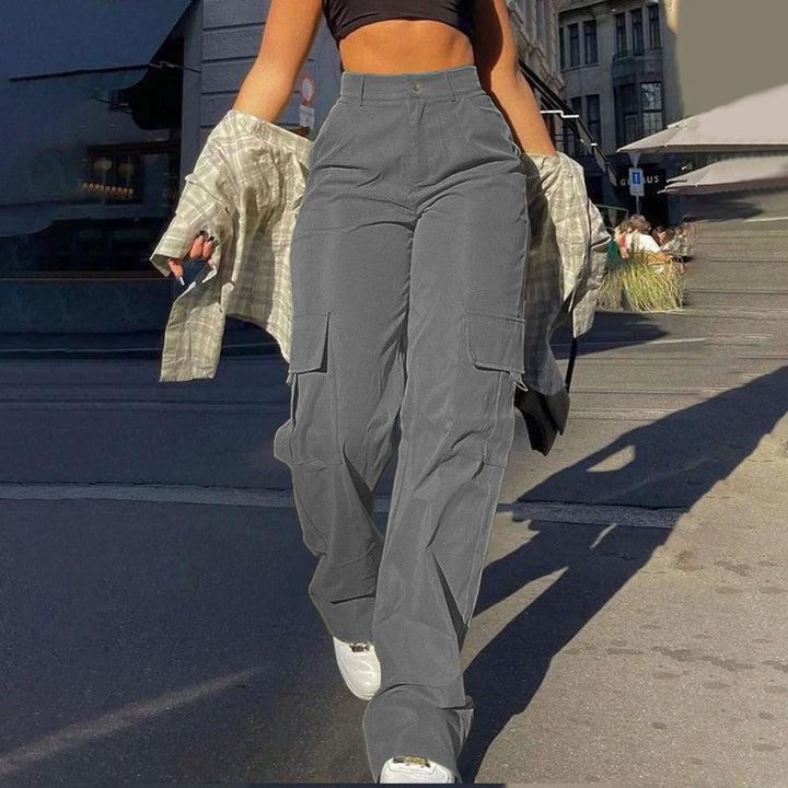 Casual women's high-waist cargo pants, ideal for everyday wear, with roomy functional pockets.