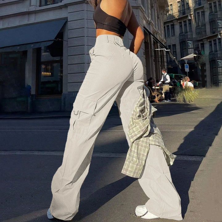 Fashionable women's high-waist cargo pants, baggy fit, ideal for street style & comfort, featuring utility pockets.