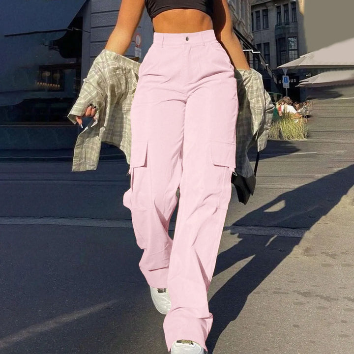 Trendy women's baggy cargo pants, high-waisted with side pockets, perfect for a modern casual outfit.