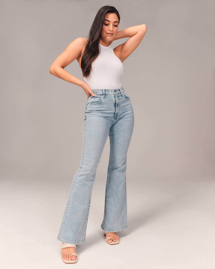 Stylish women's high-waisted casual jeans, versatile for everyday wear. Comfortable loose-fit denim.