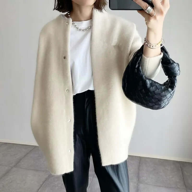 Women's knitted cardigan with button closure, perfect for versatile layering & cozy fall fashion.