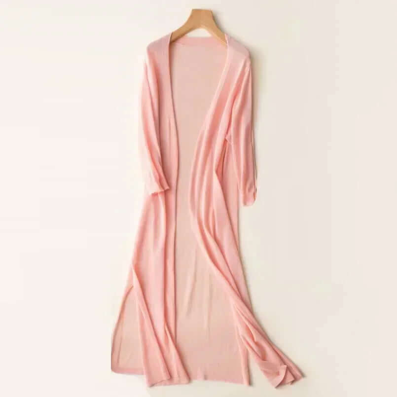 Versatile women's knit cardigan, soft fabric, ideal seasonal piece for comfortable fashion.