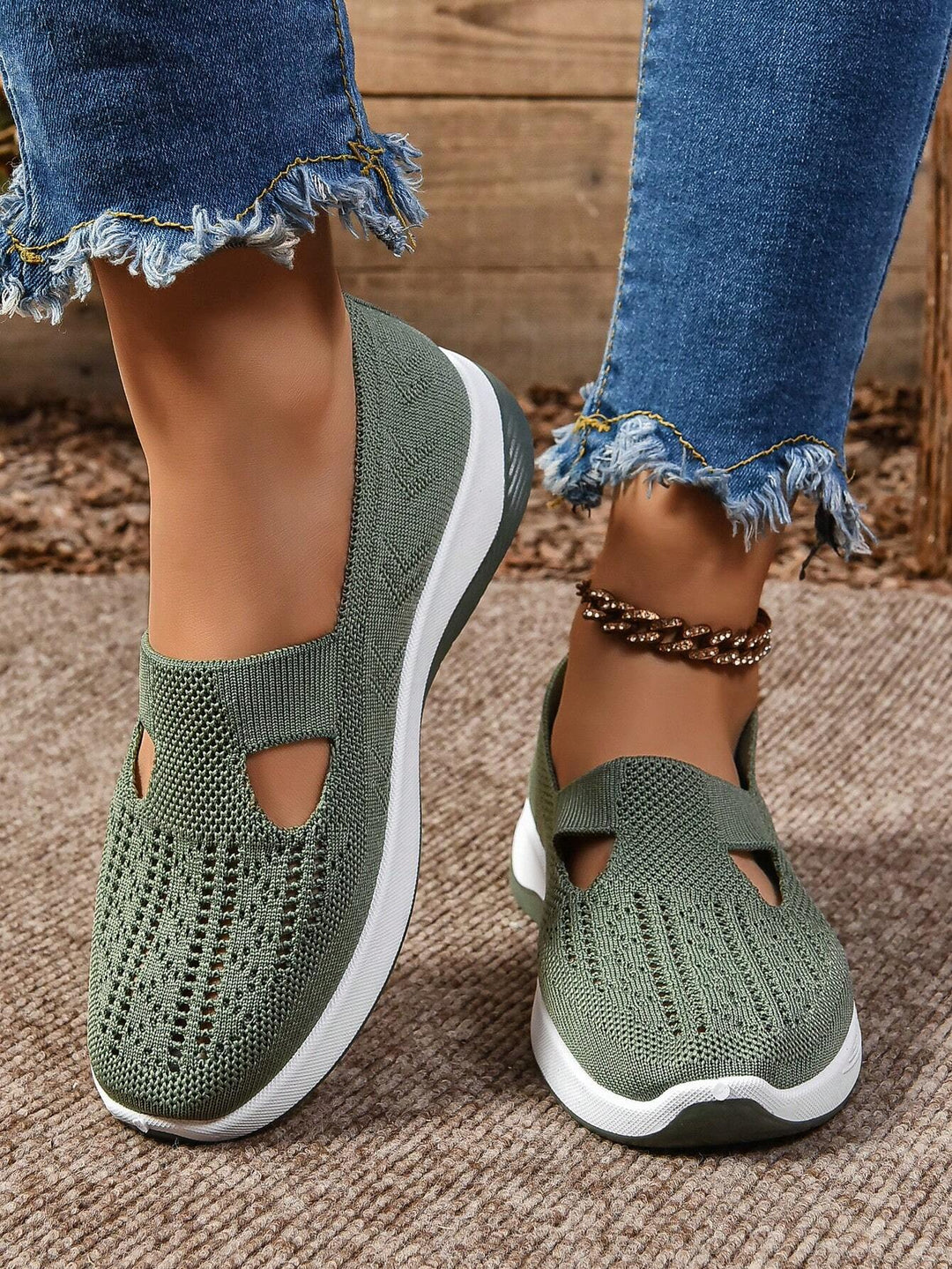 Breathable women's slip-on shoes, ideal for summer, offering orthopedic support and comfort.
