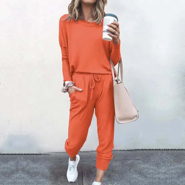 Ultra-comfortable women's loose-fit tracksuit, perfect for relaxation and everyday wear.
