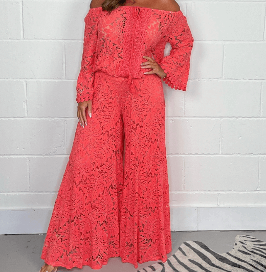 Model wears a relaxed-fit women's open-knit two-piece matching set, perfect versatile casual wear for summer.