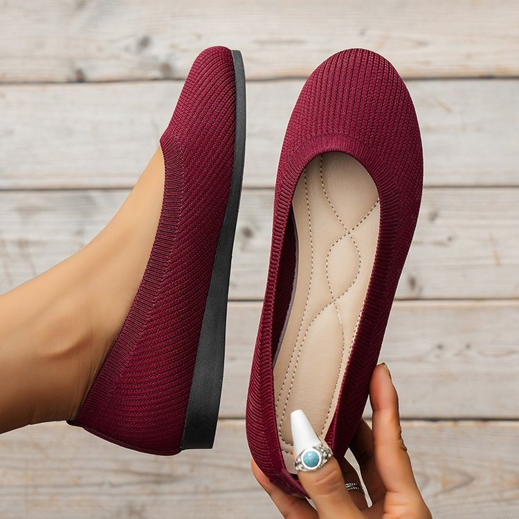 Elegant Mia orthopaedic ballerinas, women's flat slip-on shoes with comfort sole for stylish everyday wear.