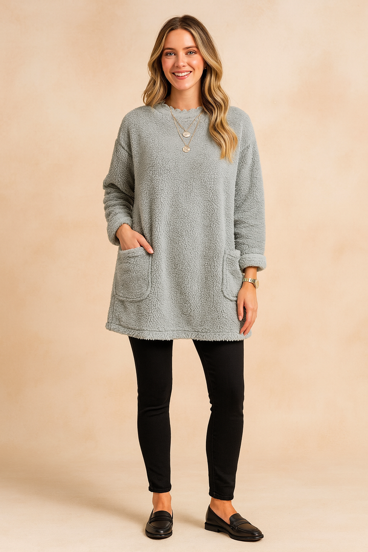 Women's oversized casual knit sweater in a cozy, loose fit, perfect for everyday comfort and versatile fall fashion.