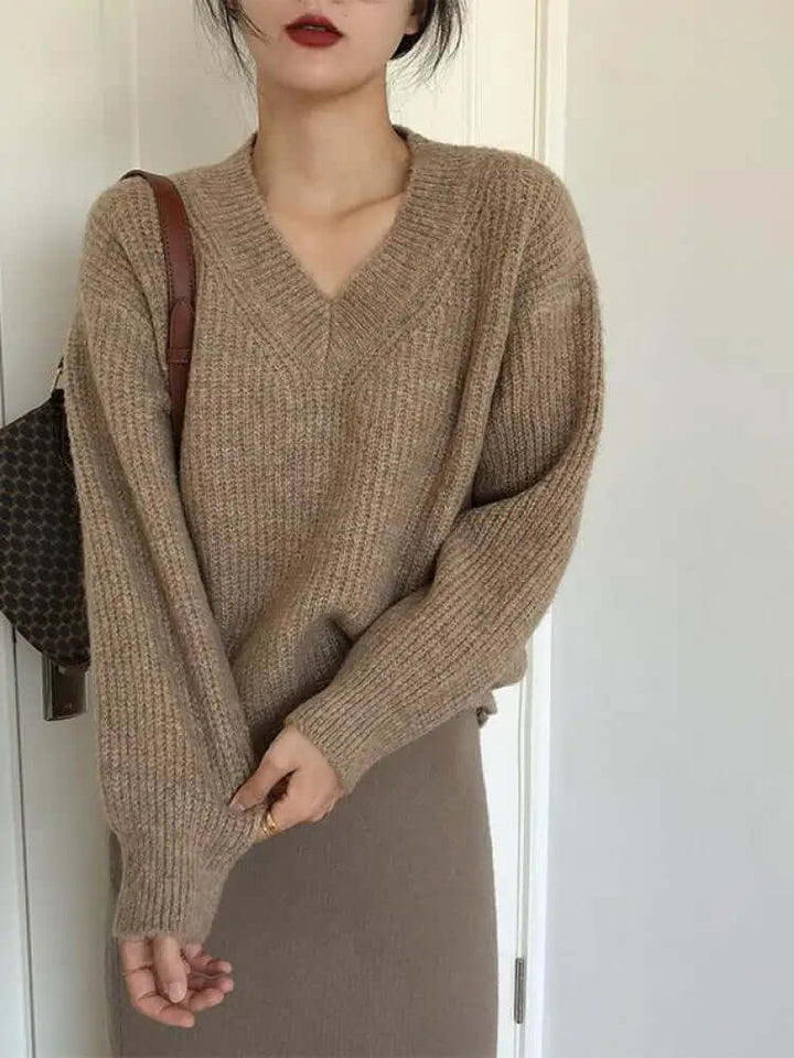 Casual women's oversized chunky knit sweater. Cozy fall fashion essential, comfortable and stylish loose fit.