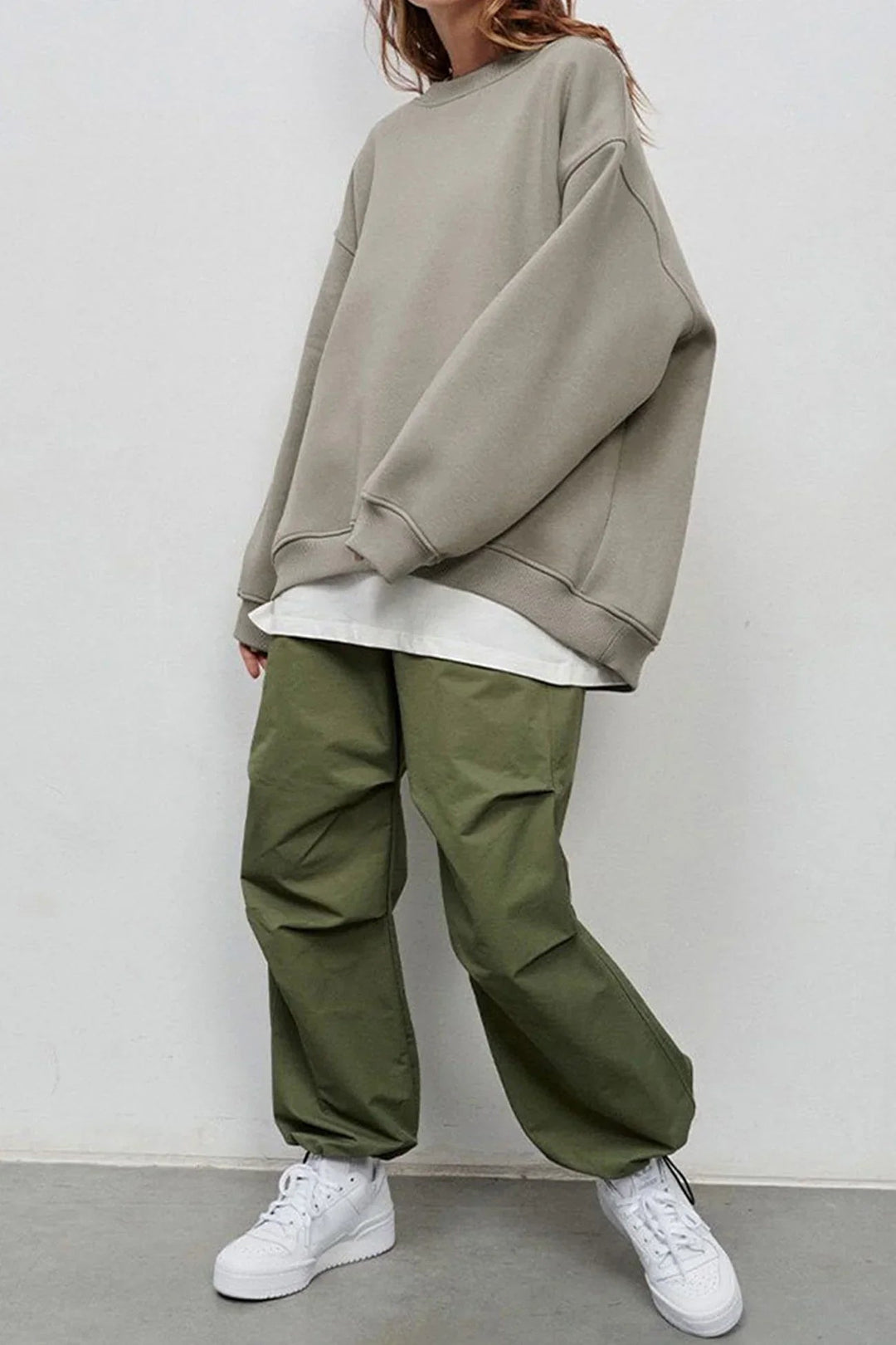 Modern women's oversized round neck sweatshirt, ideal for a comfy, trendy, and casual look.