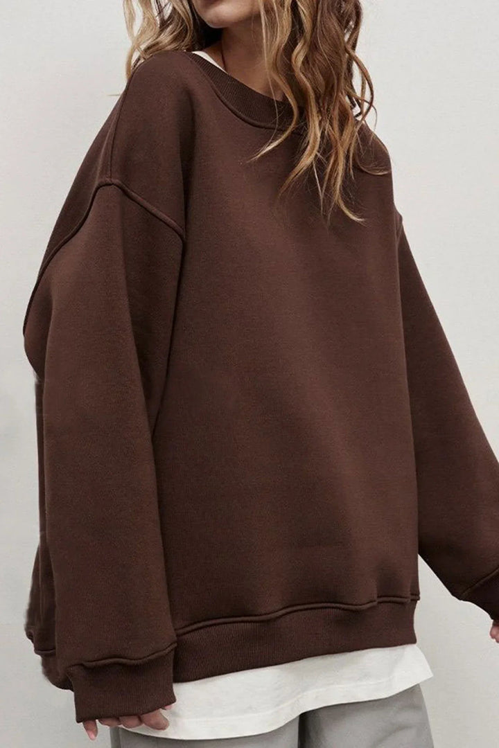 Super cozy women's oversized sweatshirt with a round neck, perfect for relaxed comfort & winter.