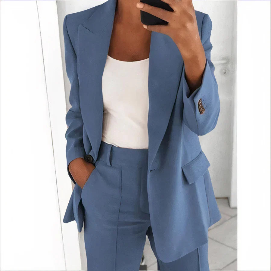 Women's professional blazer & high-waisted pants set in tailored fabric. Perfect for business casual elegance.